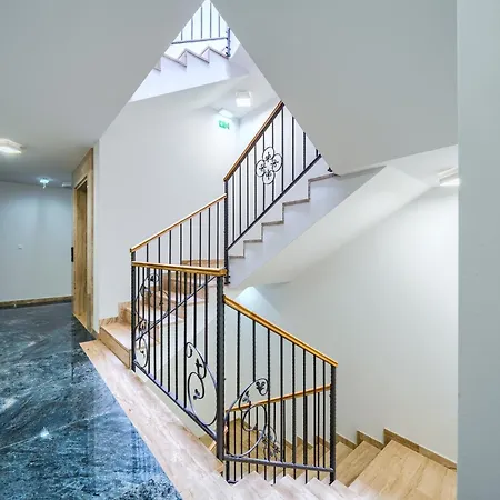 Luxury Modern North One Apartment *