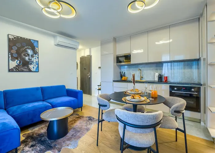 Luxury Modern North One Apartment Split