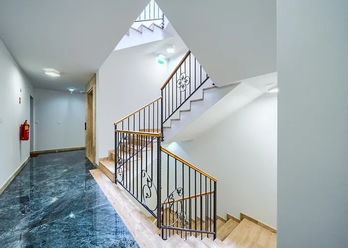 Luxury Modern North One Apartment *