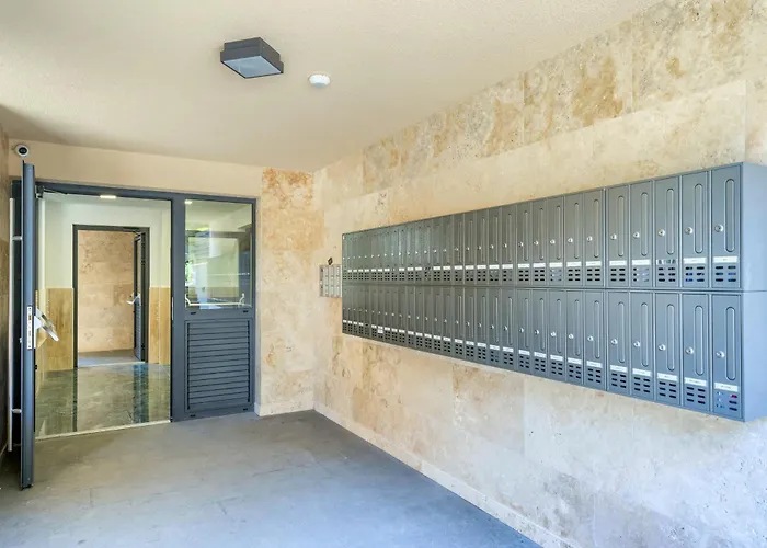 Luxury Modern North One Apartment *